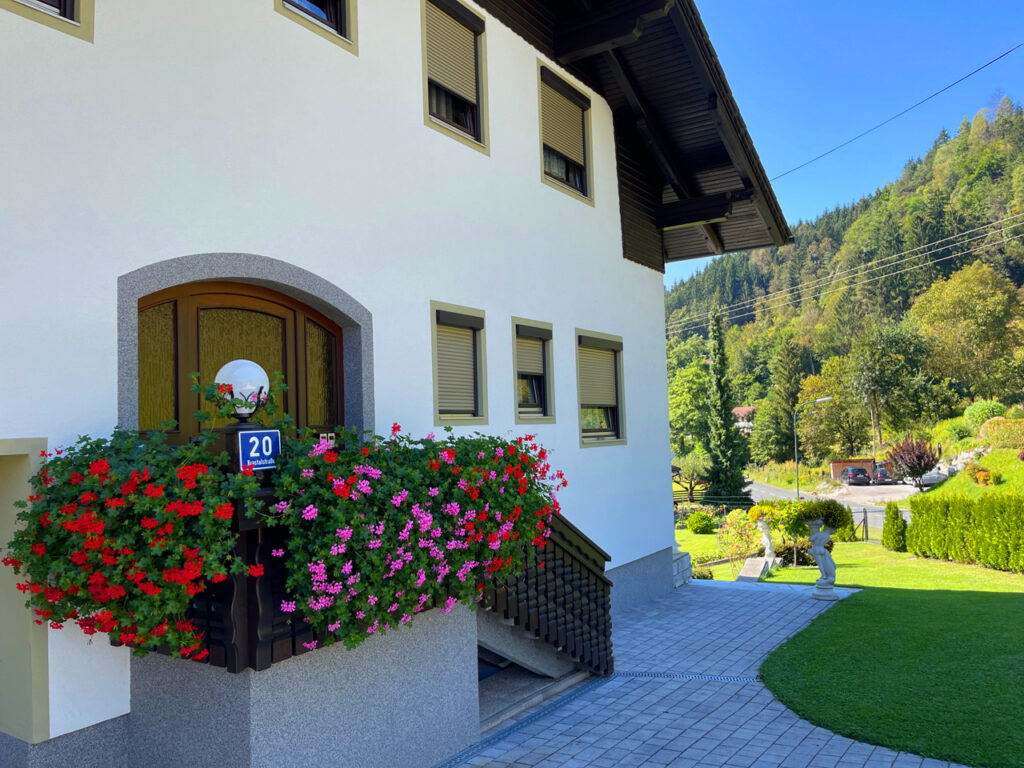 Apartmenthaus Fiore Seitenansicht im Sommer